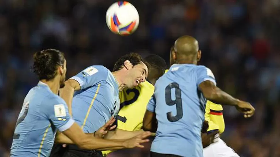 ADENTRO. Godín abrió la cuenta para Uruguay, de cabeza. (ESPN)
