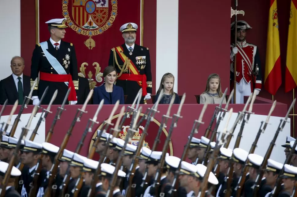 EN MADRID. El rey Felipe VI, su esposa y sus hijas presiden el desfile militar. reuters