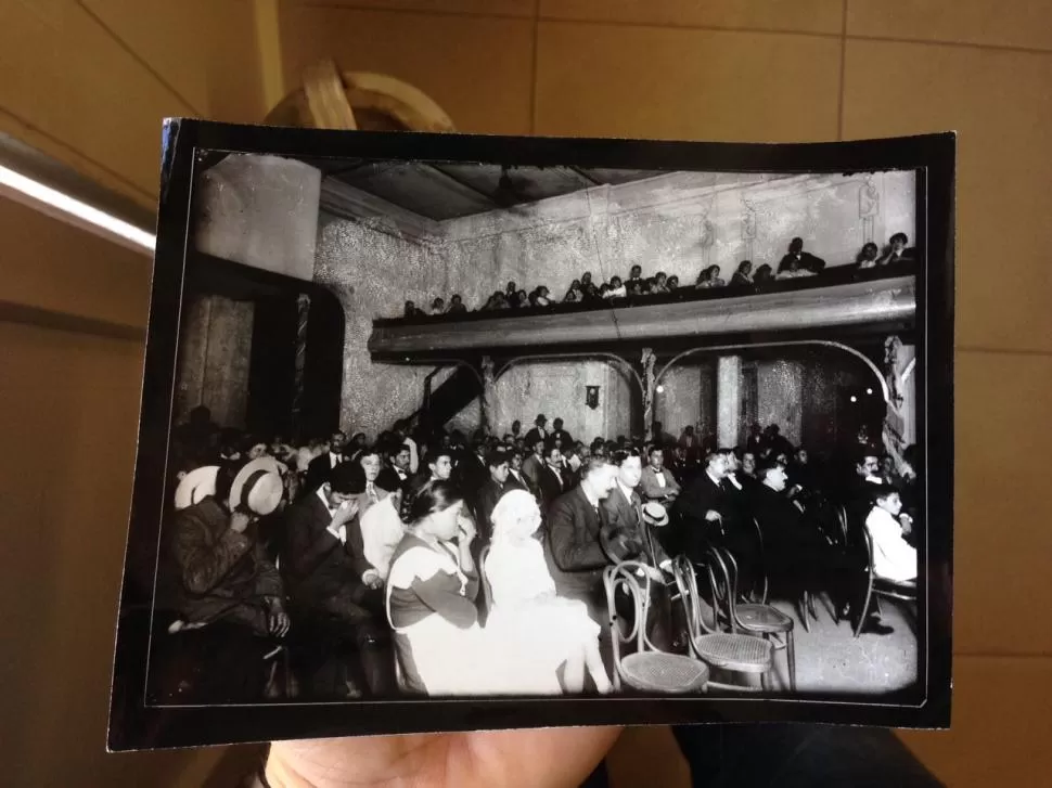 MONTEROS VIEJO. Público asistente a la primera función de cine, realizada en el salón “Centenario”. LA GACETA / ARCHIVO.
