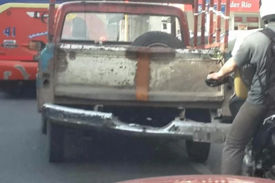 Circula con su camioneta destartalada por las calles de la ciudad
