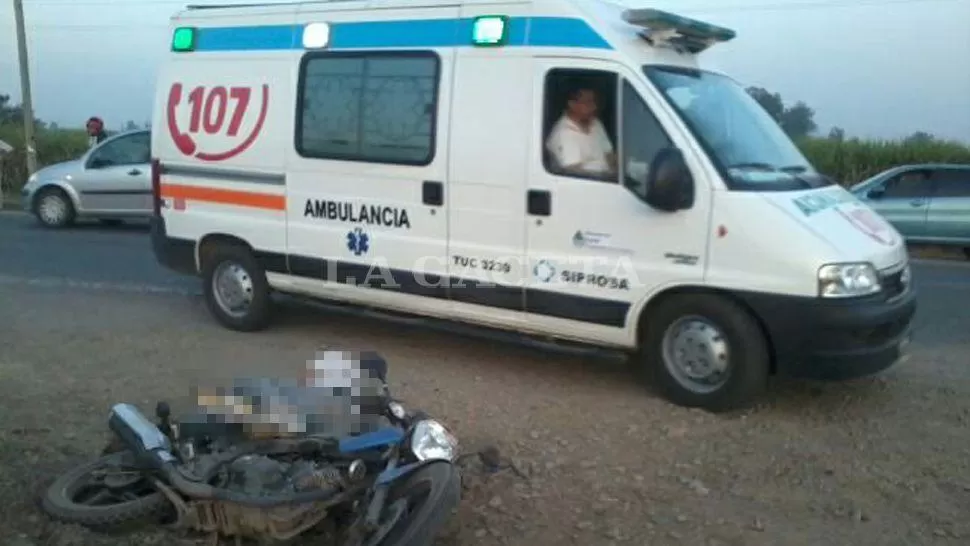 SOBRE LA BANQUINA. Según denunció un lector, la ambulancia demoró unos 45 minutos en llegar para asistir a la víctima. FOTO ENVIADA POR WHATSAPP