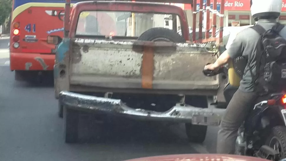 Circula con su camioneta destartalada por las calles de la ciudad