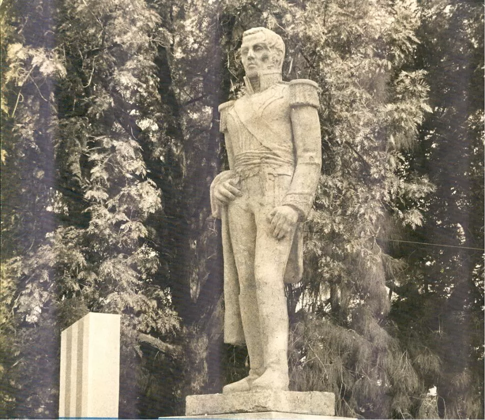 LA ÉPOCA “PATERNAL”. Estatua del gobernador de Tucumán, general-doctor Alejandro Heredia, en el parque 9 de Julio. LA GACETA / ARCHIVO.