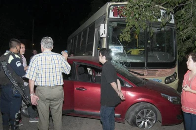 Un colectivo y un auto chocaron en Solano Vera al 1.000