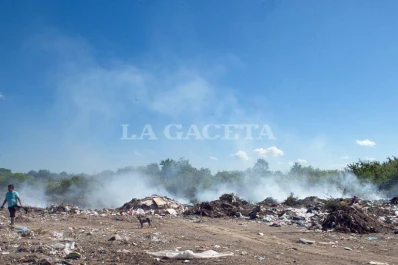 Mientras el basural ardía, los carreros seguían arrojando desperdicios