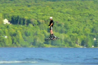 Video: un canadiense inventó la aerotabla de Volver al futuro II
