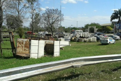Crearon un cementerio de autos a metros de la autopista Tucumán-Famaillá