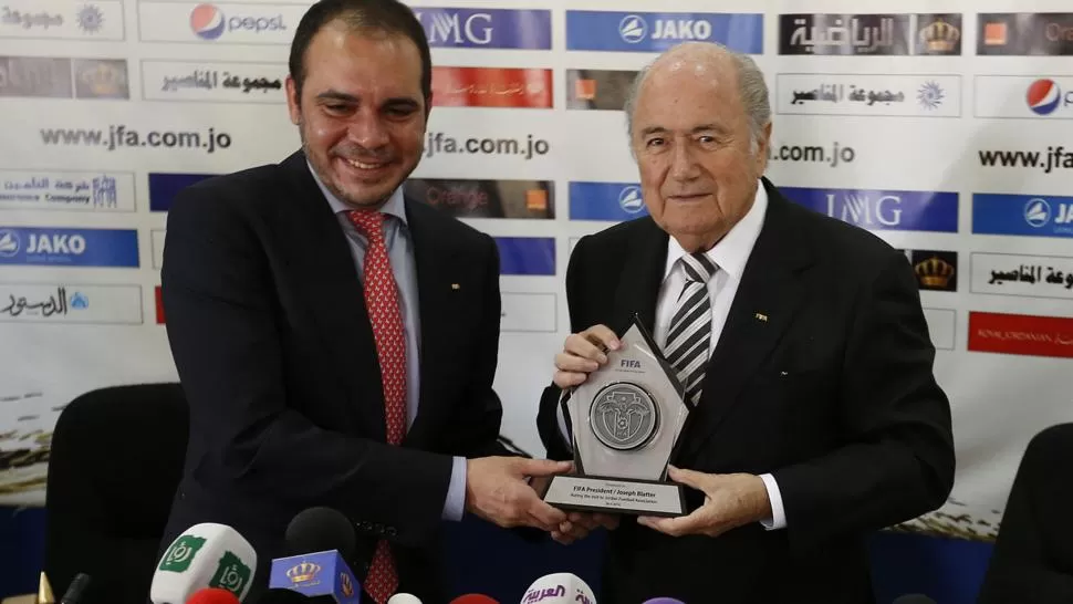 VIEJOS TIEMPOS. Ali Bin Al Hussein, presidente de la Asociación Jordana de Fútbol, y Blatter durante un agasajo al ex presidente de la FIFA, en mayo del año pasado. ARCHIVO