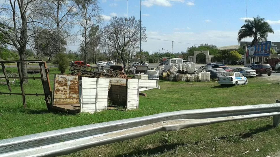 Crearon un cementerio de autos a metros de la autopista Tucumán-Famaillá