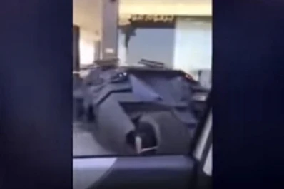 El Batimóvil, entre una flota de autos de lujo en Dubai