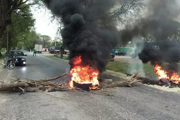 Hartos de los asaltos, vecinos de Colombres cortan la ruta 302