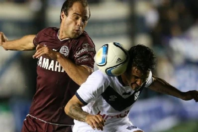 Vélez venció a Lanús con un gol en el último minuto