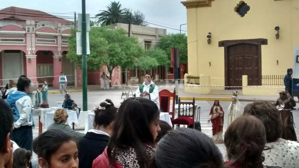Vecinos de El Galpón sacaron las imágenes de santos a la plaza
