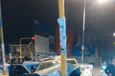 Perdió el control del vehículo y se estrelló contra un poste de luz