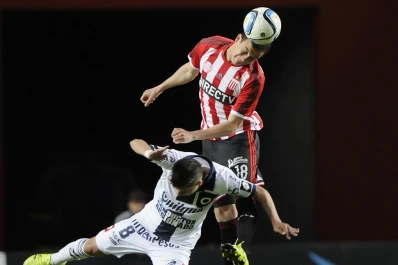 Estudiantes sube sin pedir permiso