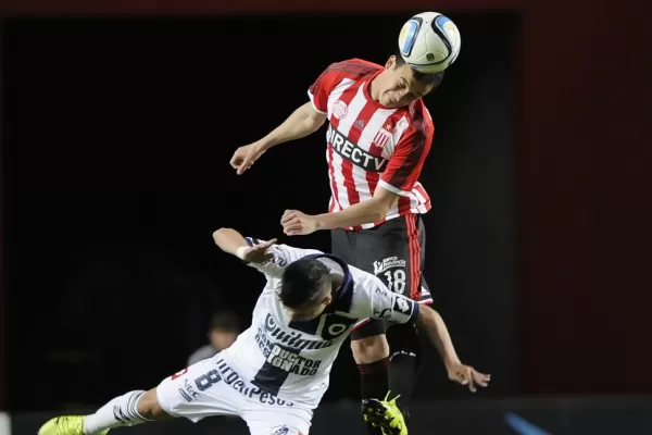 Estudiantes sube sin pedir permiso