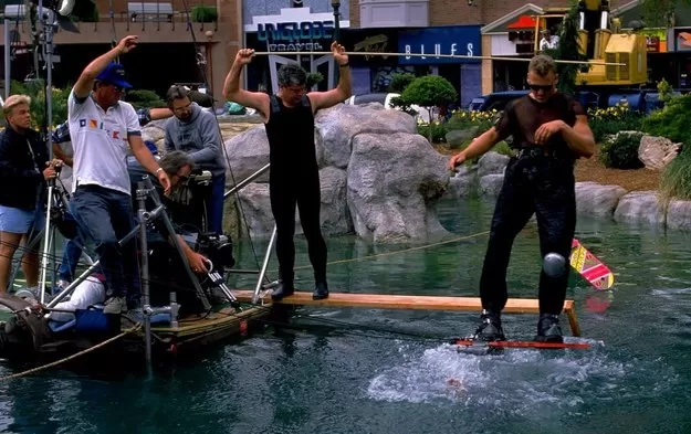 CREATIVIDAD. Los cineastas crearon efectos especiales con computadoras y con miniaturas, como el auto y el tren.