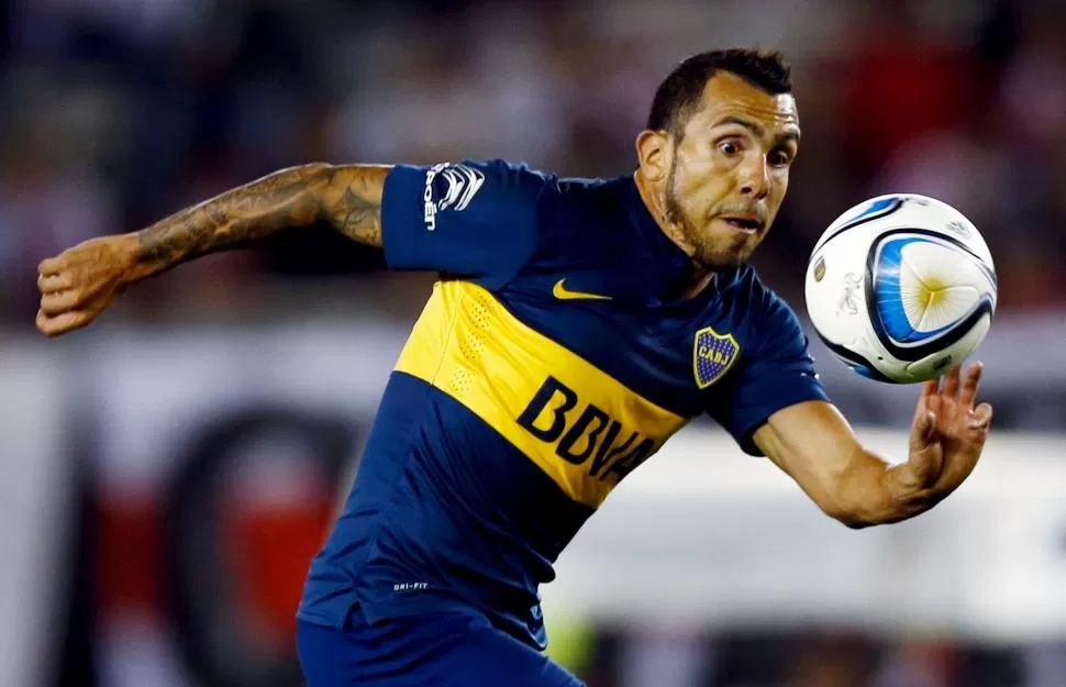 INFALTABLE. Carlos Tevez, pese a estar lesionado, será titular en el “xeneize”.  REUTERS (ARCHIVO)