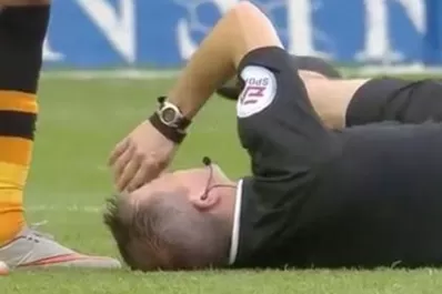 Al árbitro se lo llevaron puesto y tuvo que salir de la cancha