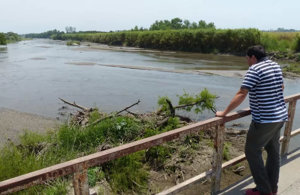 TEMEN QUE SE PRODUZCA OTRA TRAGEDIA. El vecino César Flores observa el río Medina, que desbordó en marzo y generó muchos daños. LA GACETA/ FOTO DE OSVALDO RIPOLL. 