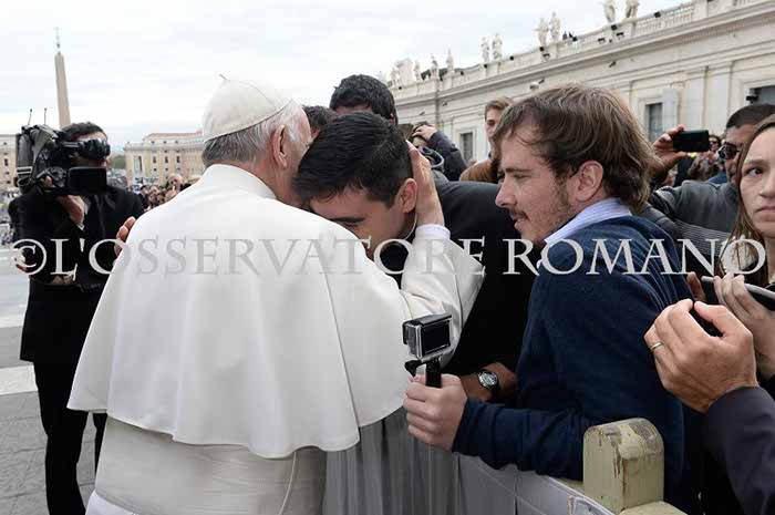 El inolvidable abrazo del Papa al padre Luis Zazano