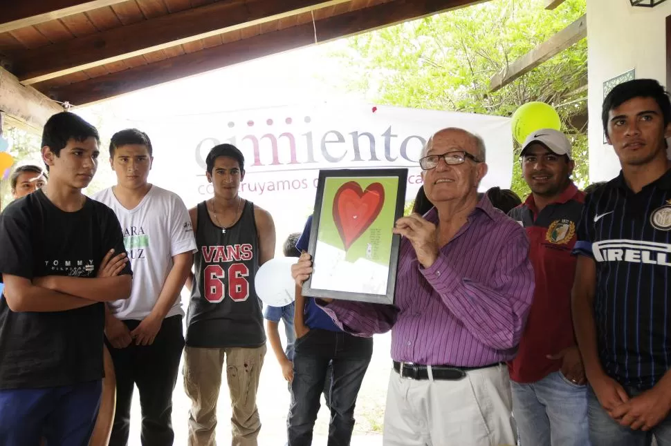 SU MEJOR RECOMPENSA. Alfredo Peralta recibe un recuerdo de los alumnos de Garmendia y Piedrabuena. la gaceta / foto de analía jaramillo