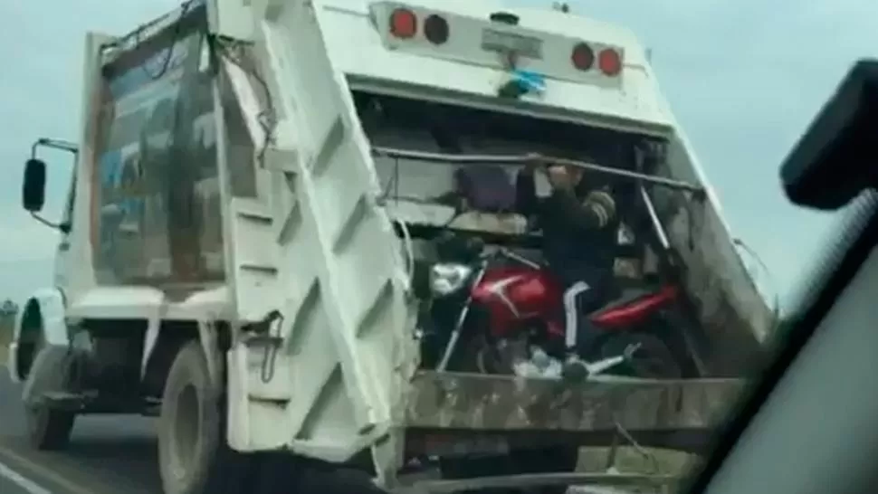 TODOS A BORDO. El motociclista viajó por la ruta en la tolva del camión. CAPTURA DE VIDEO