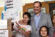 Alperovich fue a votar acompañado por su familia