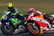 Valentino Rossi tiró de la moto a Marc Márquez y causó un escándalo
