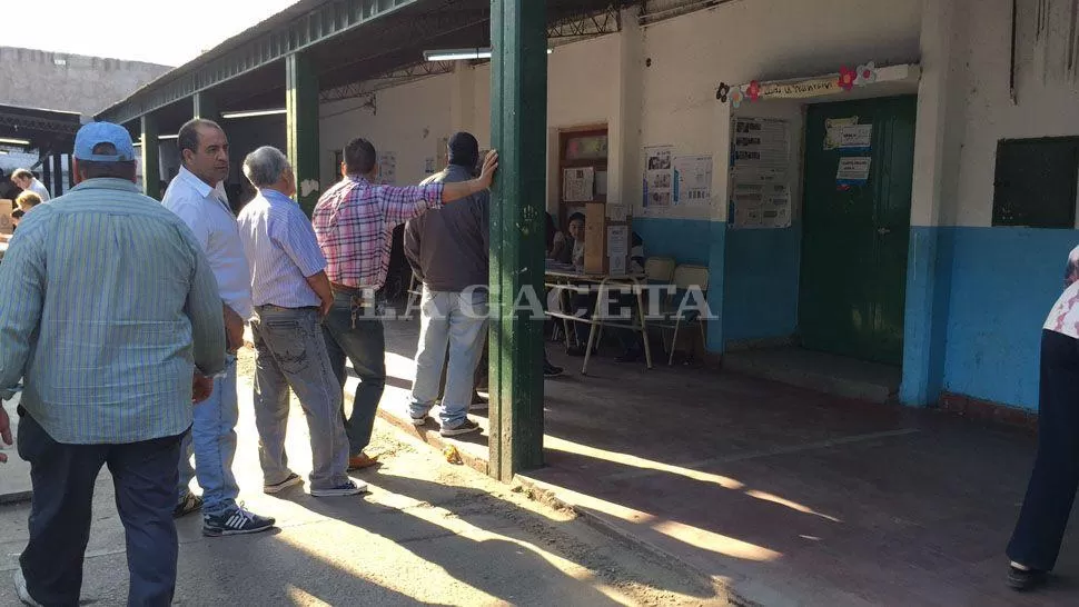 EN LA CAPITAL. Así se vota en una mesa de Villa 9 de Julio, en San Miguel de Tucumán. LA GACETA / FOTO DE JULIO MARENGO