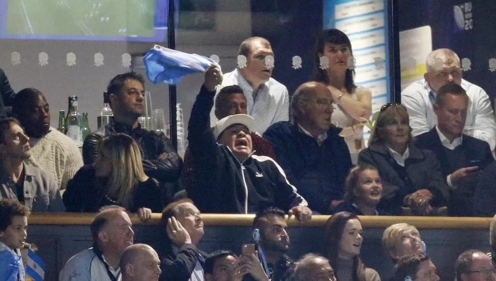 LO VIVIÓ CON MUCHA PASIÓN. En varios tramos del partido contra los australianos, Maradona se levantó y cantó junto a la hinchada “albiceleste”. Su novia Rocío Oliva, se mostró siempre a su lado. REUTERS