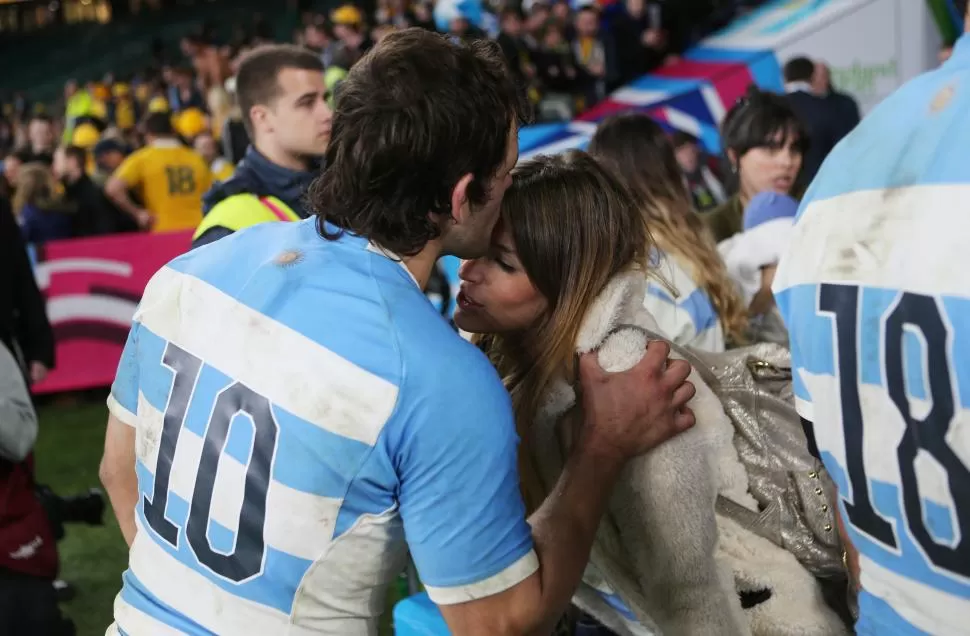 LOS AMORES DEL “CACHORRO”. Nicolás Sánchez, después del partido, se mostró con la camiseta de Tucumán Lawn Tennis y besó a su esposa “Juli” Arregui que lo alentó.