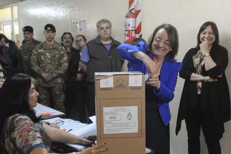 UN VOTO K. Alicia Kirchner se impuso como gobernadora en Santa Cruz en 2015. 