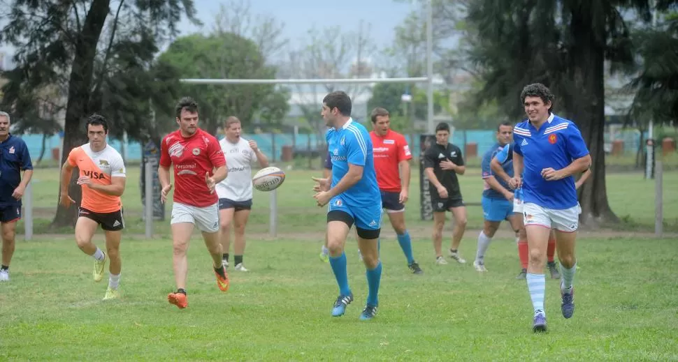 RIVALES Y COMPAÑEROS. López Islas y Ponce, de Tucumán Rugby, y Ahualli y Barrera Oro, de “Uni”, se enfrentaron en la final del Regional y se unieron al seleccionado. la gaceta / foto de ANTONIO FERRONI