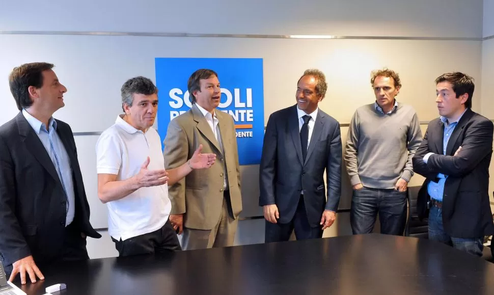 VICTORIA. Scioli se reunió con intendentes “K” que ganaron el domingo.  