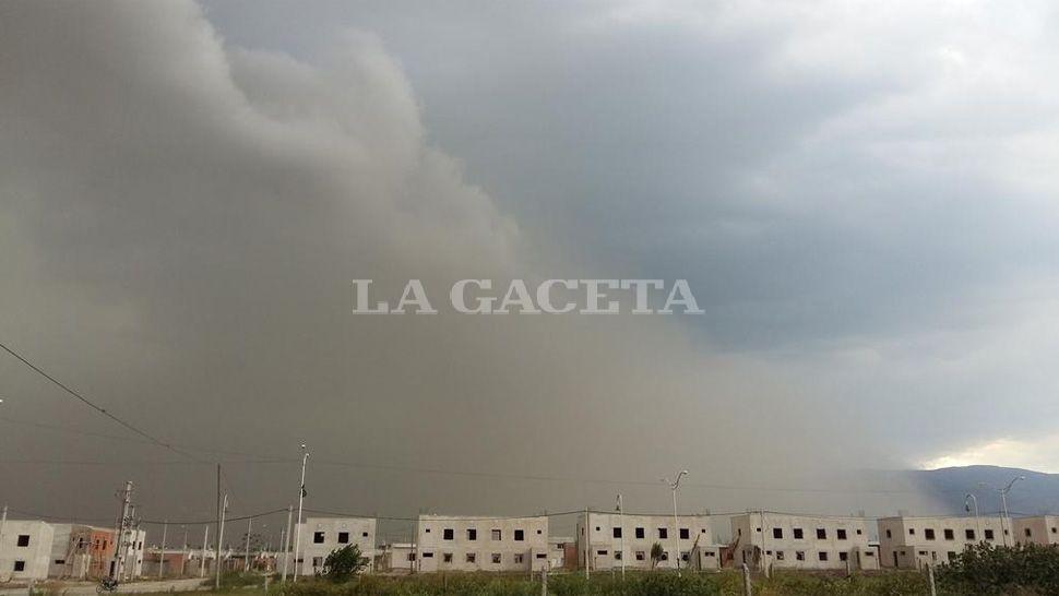 La tormenta provocó voladuras de techos y cortes de energía