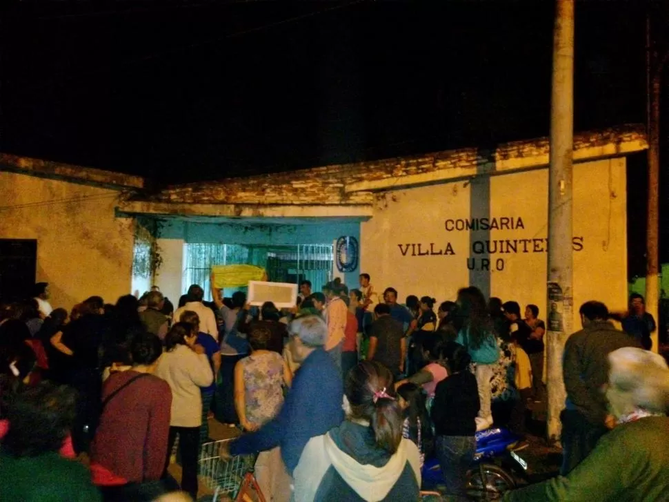 RECLAMO. La manifestación de un grupo de vecinos de Villa Quinteros se instaló frente a la comisaría de esa localidad hasta que consiguió una respuesta. FOTO ENVIADA A LA GACETA EN WHATSAPP