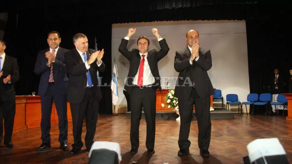 TRES PERONISTAS Y UN RADICAL. Sánchez festeja luego de jurar como intendente, rodeado por Manzur, Jaldo y Regino Amado. FOTO OSVALDO RIPOLL.