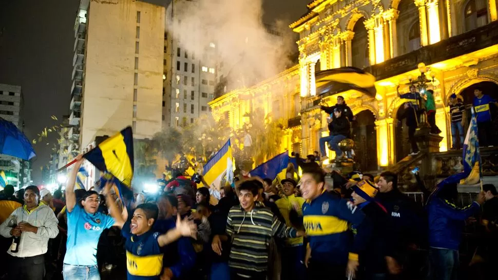 EN TUCUMÁN. Los fanáticos de Boca celebraron bajo la lluvia, en Plaza Independencia. (LA GACETA / JORGE OLMOS SGROSSO)