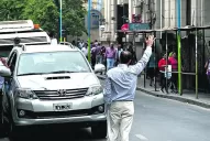 En un auto de la Legislatura cargan las valijas con plata
