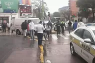 Pasó con el semáforo en rojo y le destrozó la cabeza a un joven