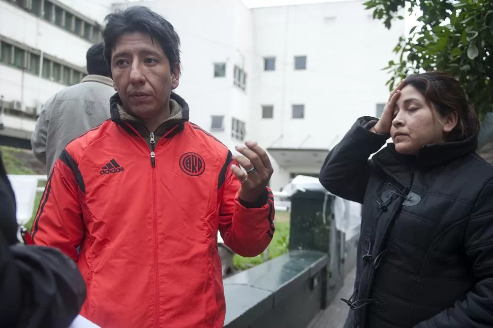 PREOCUPADOS. Juan y Andrea, los padres de Paula, esperaban noticias de la evolución de su hija en el hospital. la gaceta / foto de diego aráoz