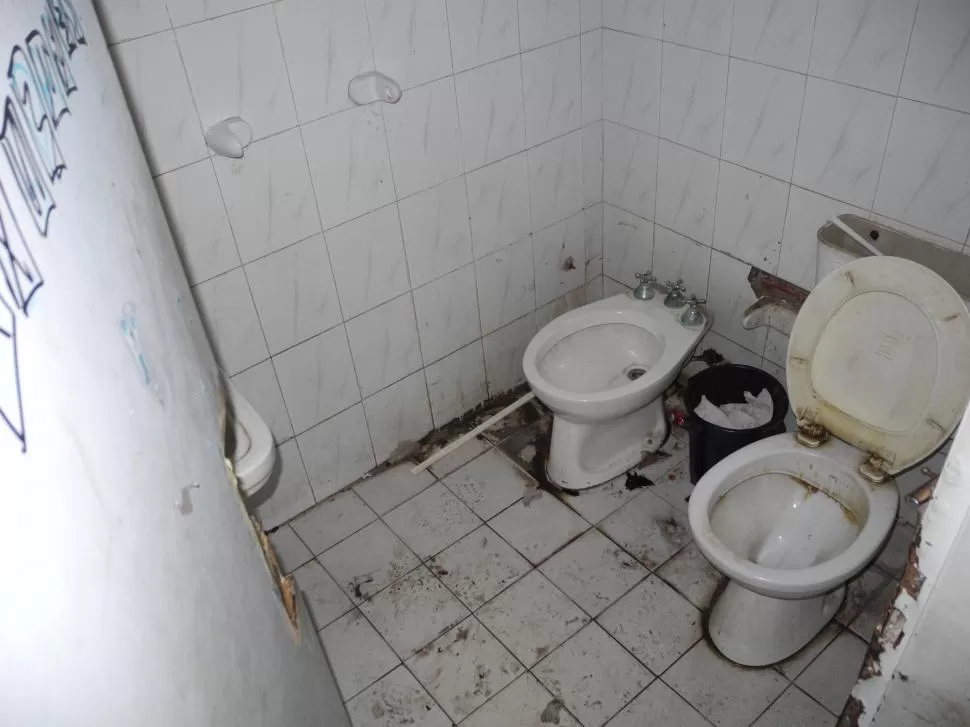 PARA ELLAS Y ELLOS. Este es el único baño disponible para los empleados que trabajan en la Intendencia.
