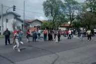 Feriantes de la plaza de Villa Luján cortan la avenida Mate de Luna