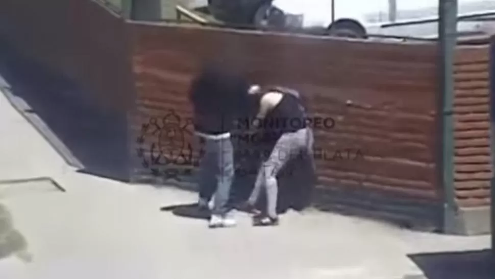 IN FRAGANTI. Las cámaras de seguridad de la ciudad captaron al golpeador. CAPTURA DE VIDEO