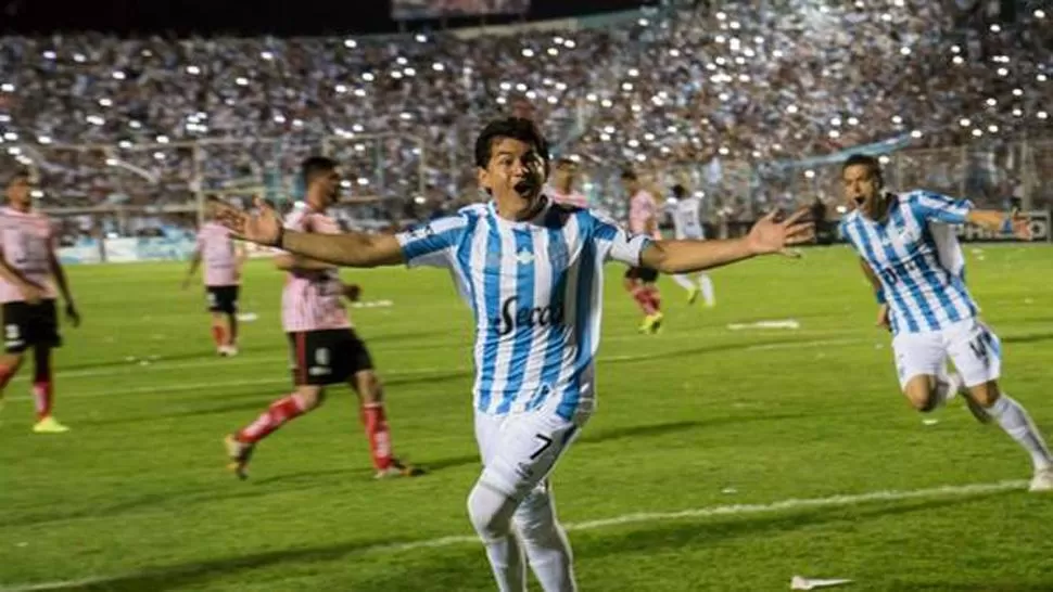 ABRIÓ LA CUENTA. El Pulguita anotó el primer gol de la goleada sobre Los Andes.