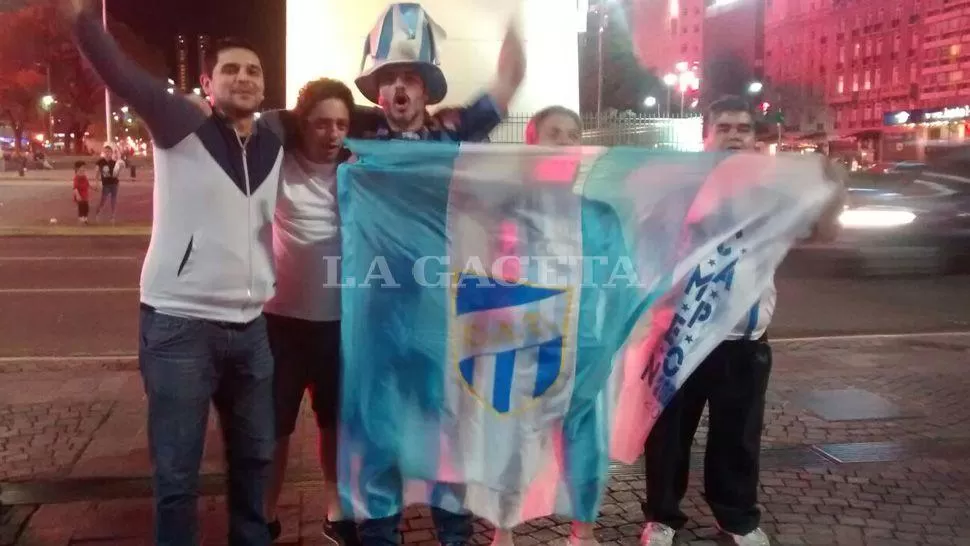 LOCURA. Los tucumanos celebraron el campeonato con los colores del Decano. FOTO ENVIADA POR UN LECTOR