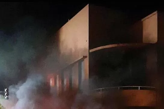 FUEGO EN LA NOCHE. Los manifestantes queman cubiertas frente a la Municipalidad. FOTO ENVIADA POR UN LECTOR