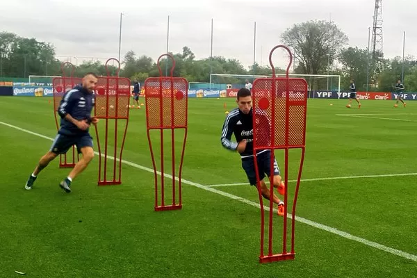 A TODA VELOCIDAD. Nicolás Gaitán y Nicolás Otamendi durante el entrenamiento realizado por la Selección en Ezeiza. imagen del twitter de @Argentina