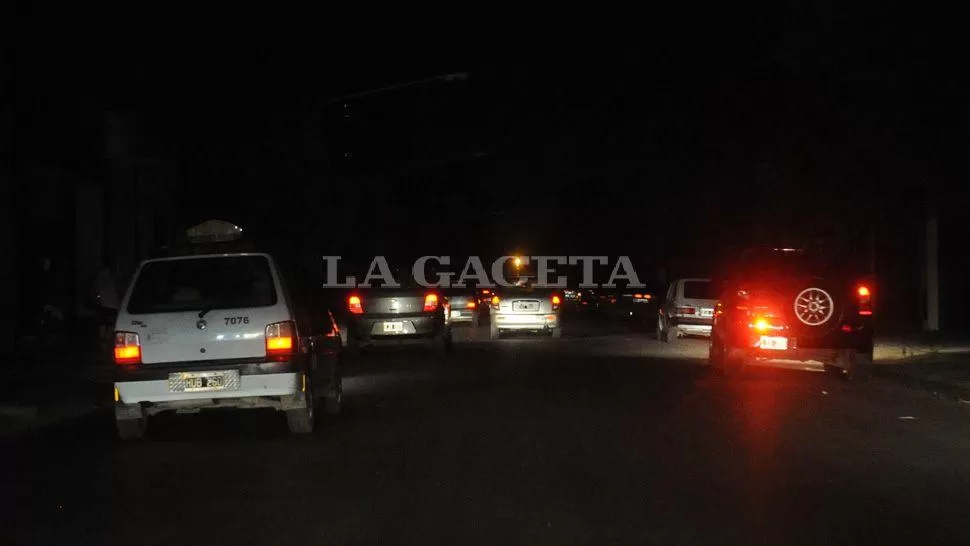 A OSCURAS. Muchos conductores sufrieron la oscuridad al cruzar las calles de Villa Urquiza. ARCHIVO LA GACETA / ANTONIO FERRONI